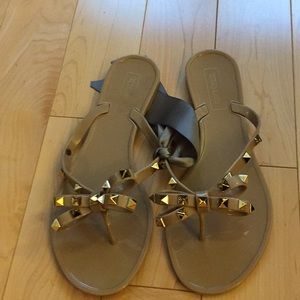 Faux Valentino rockstud pvc thong sandal size 8